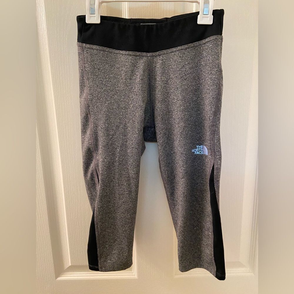 The North Face Girls Flashdry Capri Leggings Gray Black Size Medium 10-12